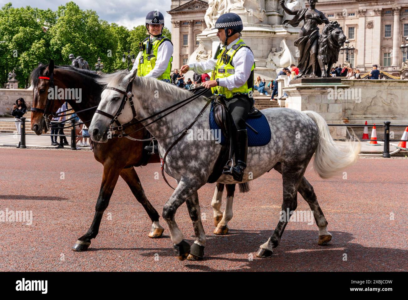 Deux policiers à cheval devant Buckingham Palace, Londres, Royaume-Uni. Banque D'Images