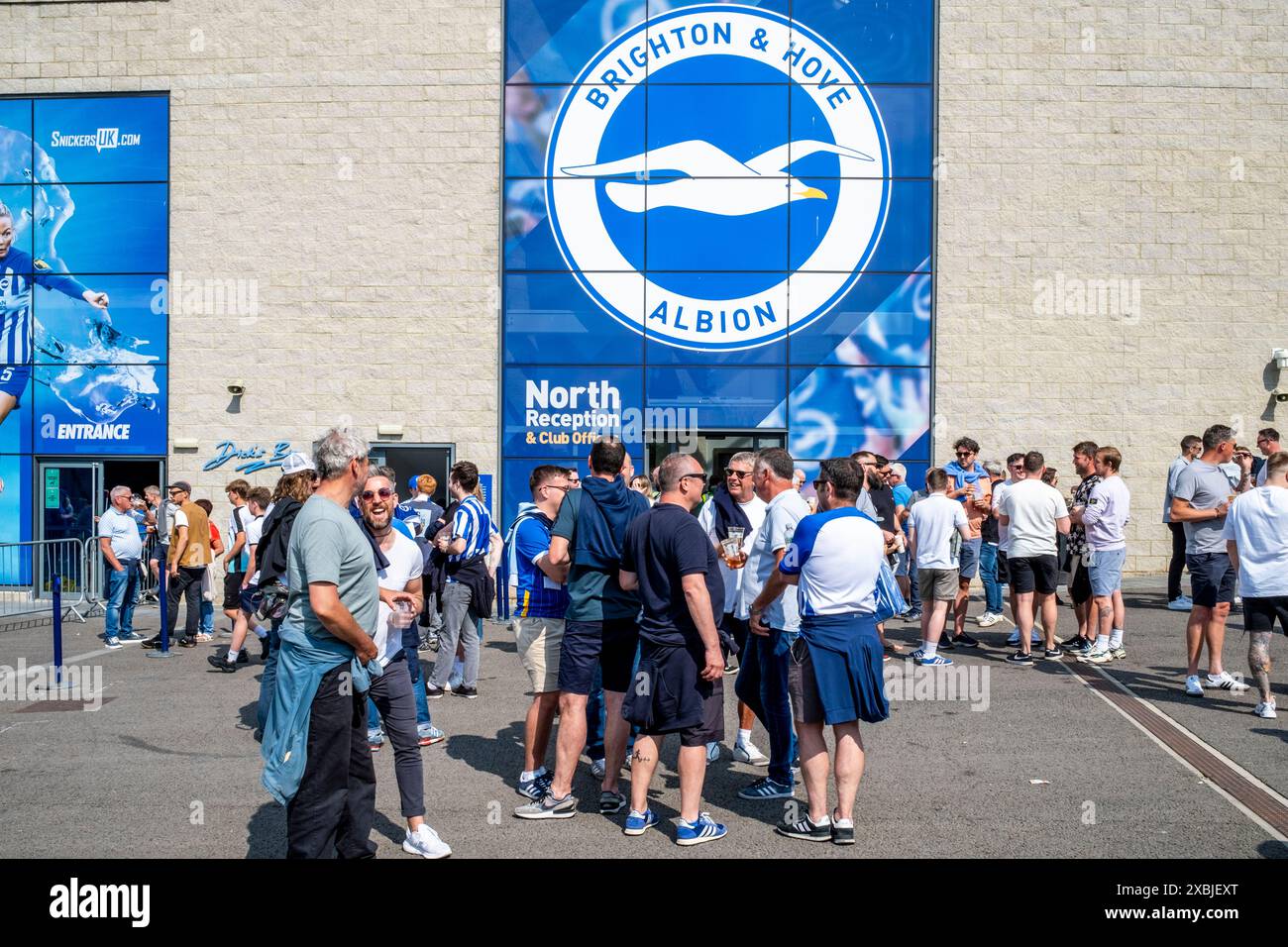 Les fans de Brighton et Hove Albion se rassemblent devant l'Amex Stadium peu avant le match de premier League contre Manchester United, Brighton, Royaume-Uni. Banque D'Images Les fans de Brighton et Hove Albion se rassemblent devant l'Amex Stadium peu avant le match de premier League contre Manchester United, Brighton, Royaume-Uni. Banque D'Images
