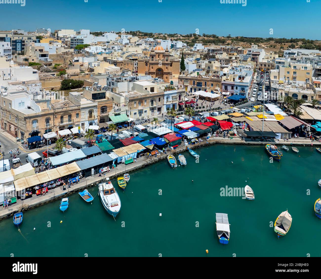 Paysage étonnant sur la ville de Marsaxlokk dans l'île de Mlata. Cette ville est célèbre du marché alimentaire sur le rivage et des bateaux de pêche colorés Banque D'Images