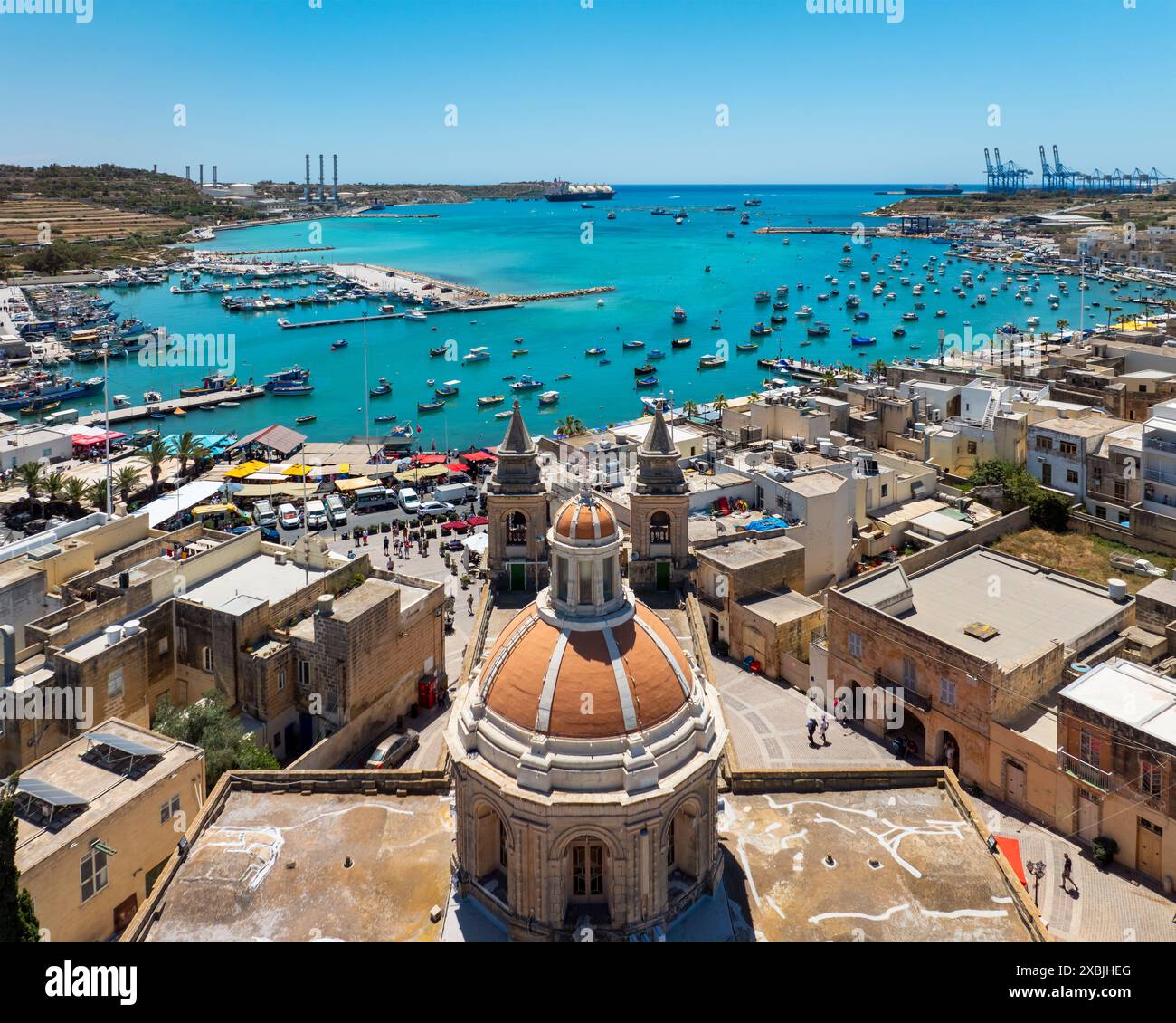 Paysage étonnant sur la ville de Marsaxlokk dans l'île de Mlata. Cette ville est célèbre du marché alimentaire sur le rivage et des bateaux de pêche colorés Banque D'Images