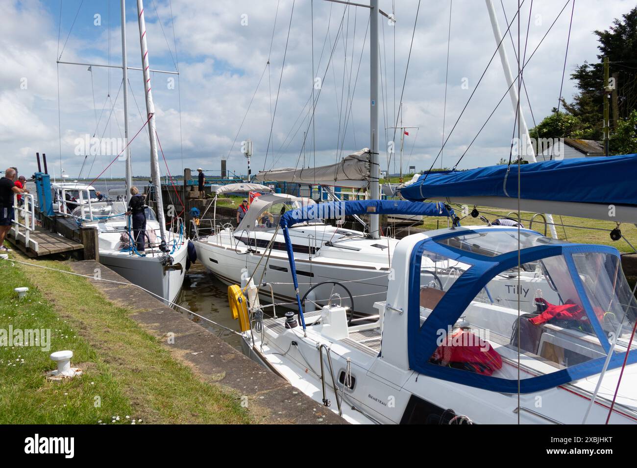 Bateaux dans l'écluse maritime à marée du bassin de Heybridge qui relie la navigation Chelmer & Blackwater à l'estuaire de Blackwater Essex Angleterre Banque D'Images