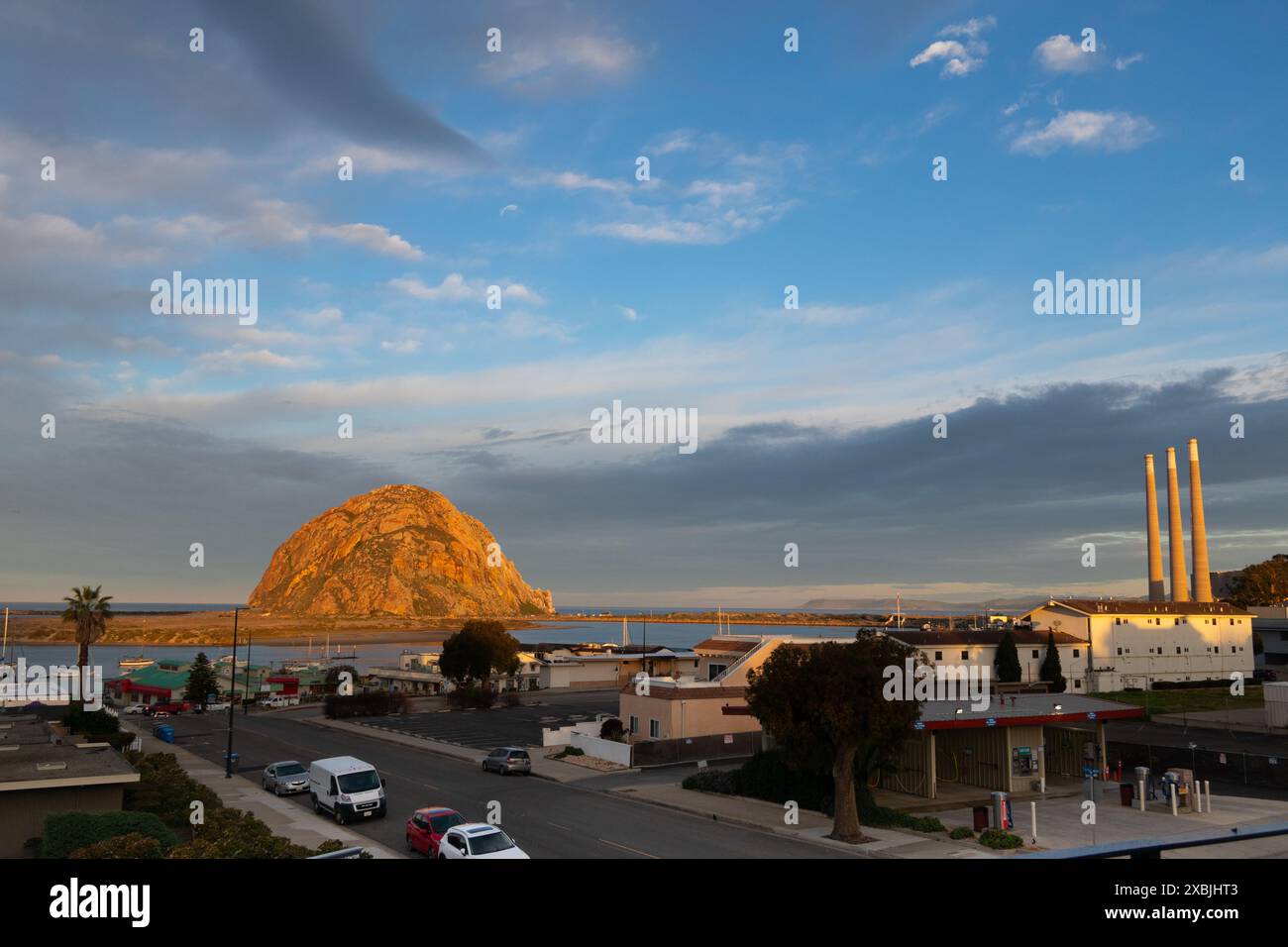 Lumière dorée au lever du soleil sur Morro Rock à Morro Bay California USA Banque D'Images