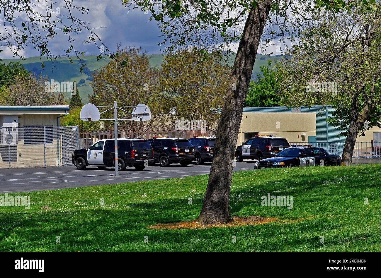 Véhicules de la police d'Union City à l'école secondaire Caesar Chavez à Union City, Californie Banque D'Images