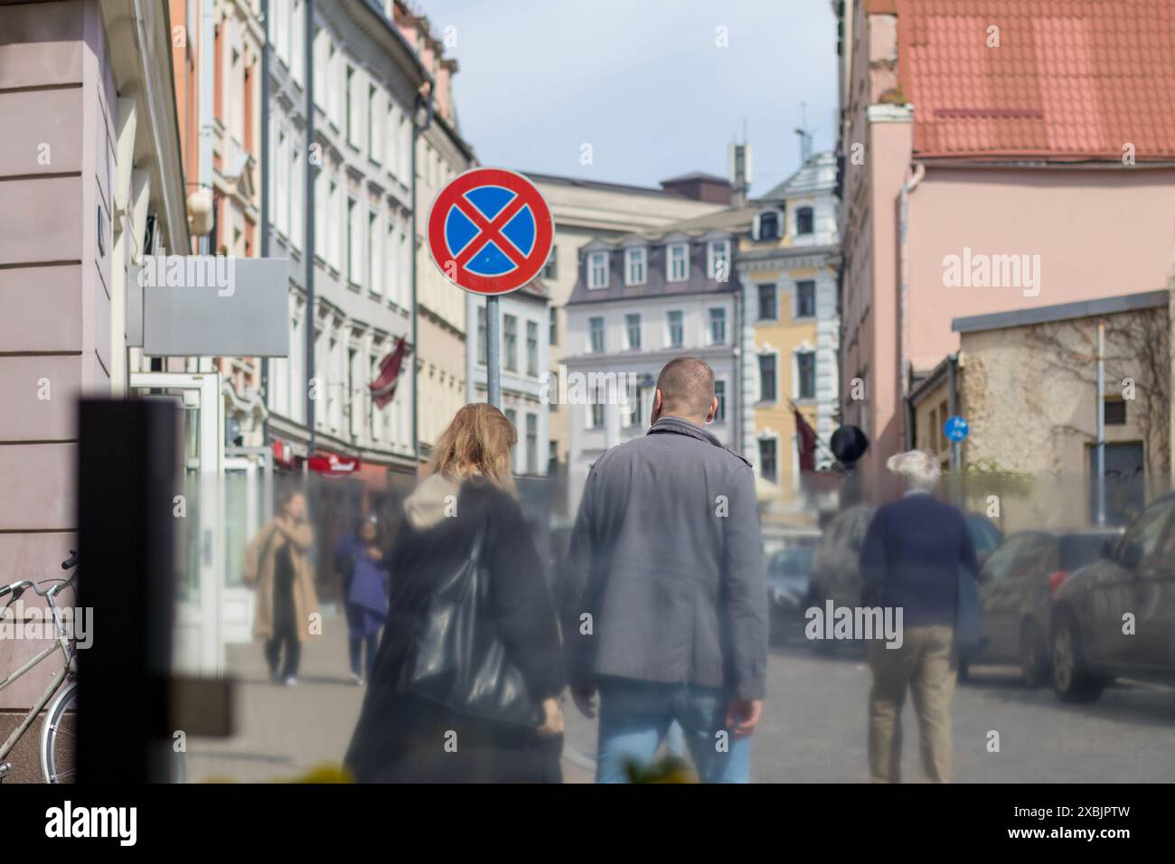 un couple marchant dans la rue dans le centre-ville dans la vue arrière Banque D'Images