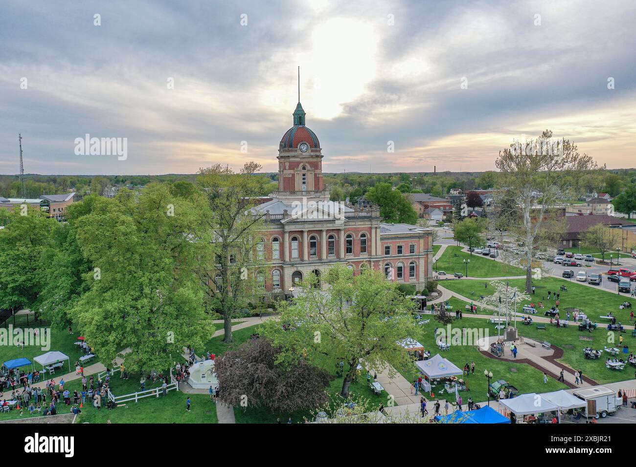 Un drone aérien capture l'événement animé du premier vendredi au palais de justice du comté d'Elkhart à Goshen, Indiana. Banque D'Images