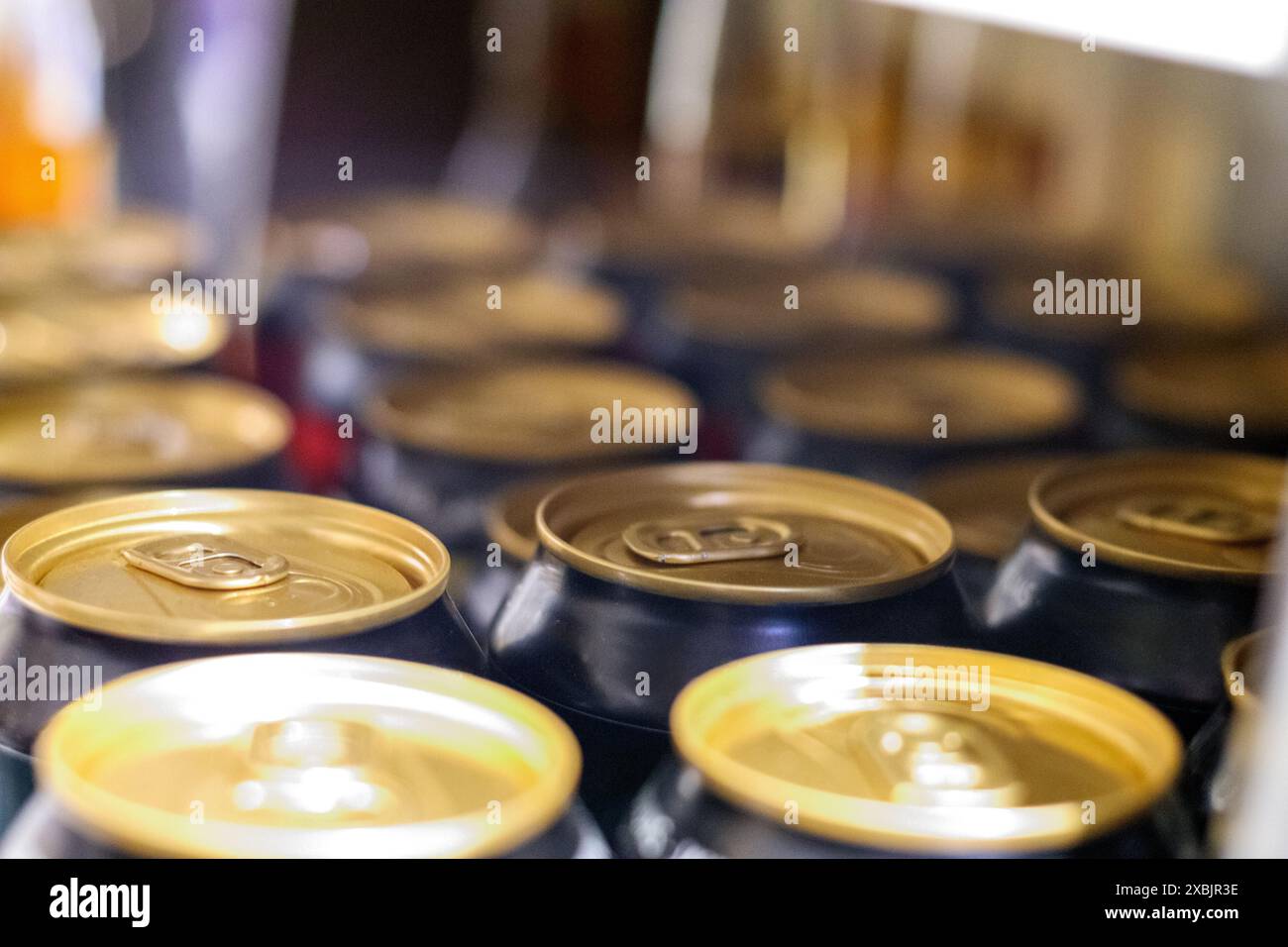 boîtes métalliques de couleur noire empilées sur les étagères du magasin dans une rangée symétrique Banque D'Images