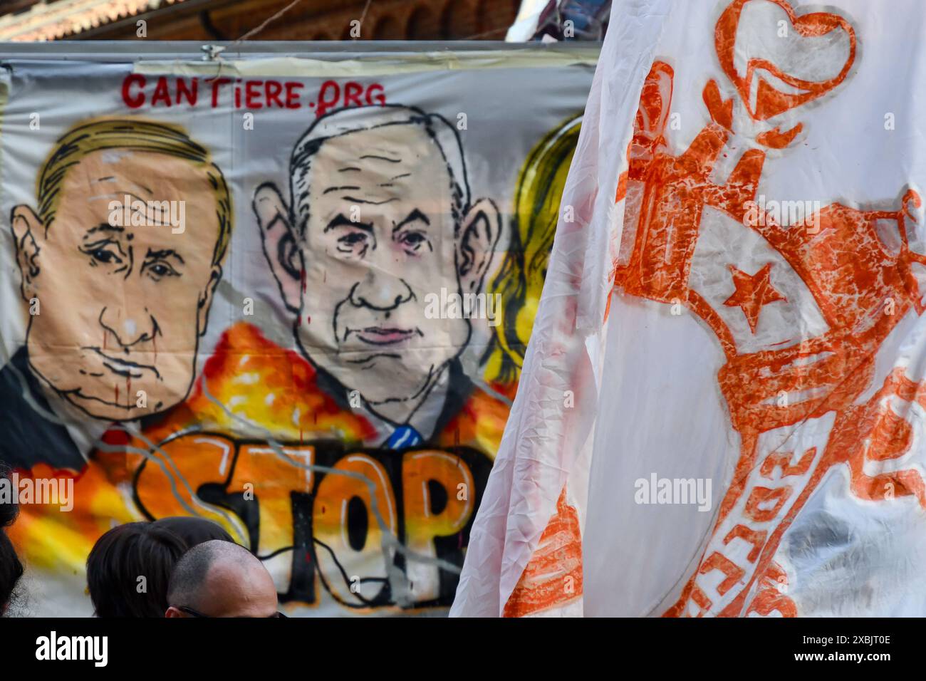 Banderole avec les caricatures de Vladimir Poutine et Benjamin Netanyahu au défilé antifasciste du 25 avril, jour de la libération, Milan, Italie Banque D'Images