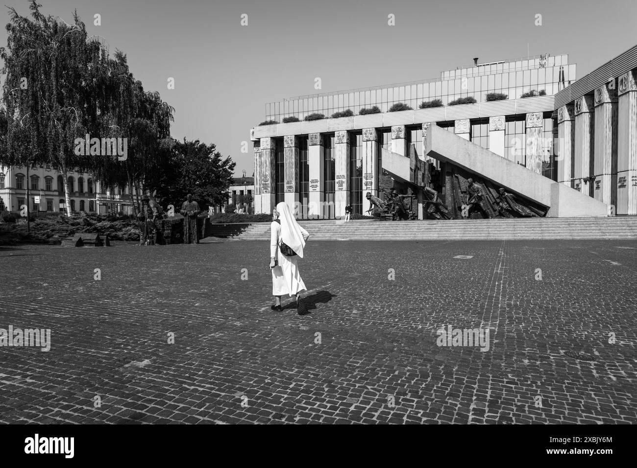 Une religieuse passant devant le monument du soulèvement de Varsovie Banque D'Images