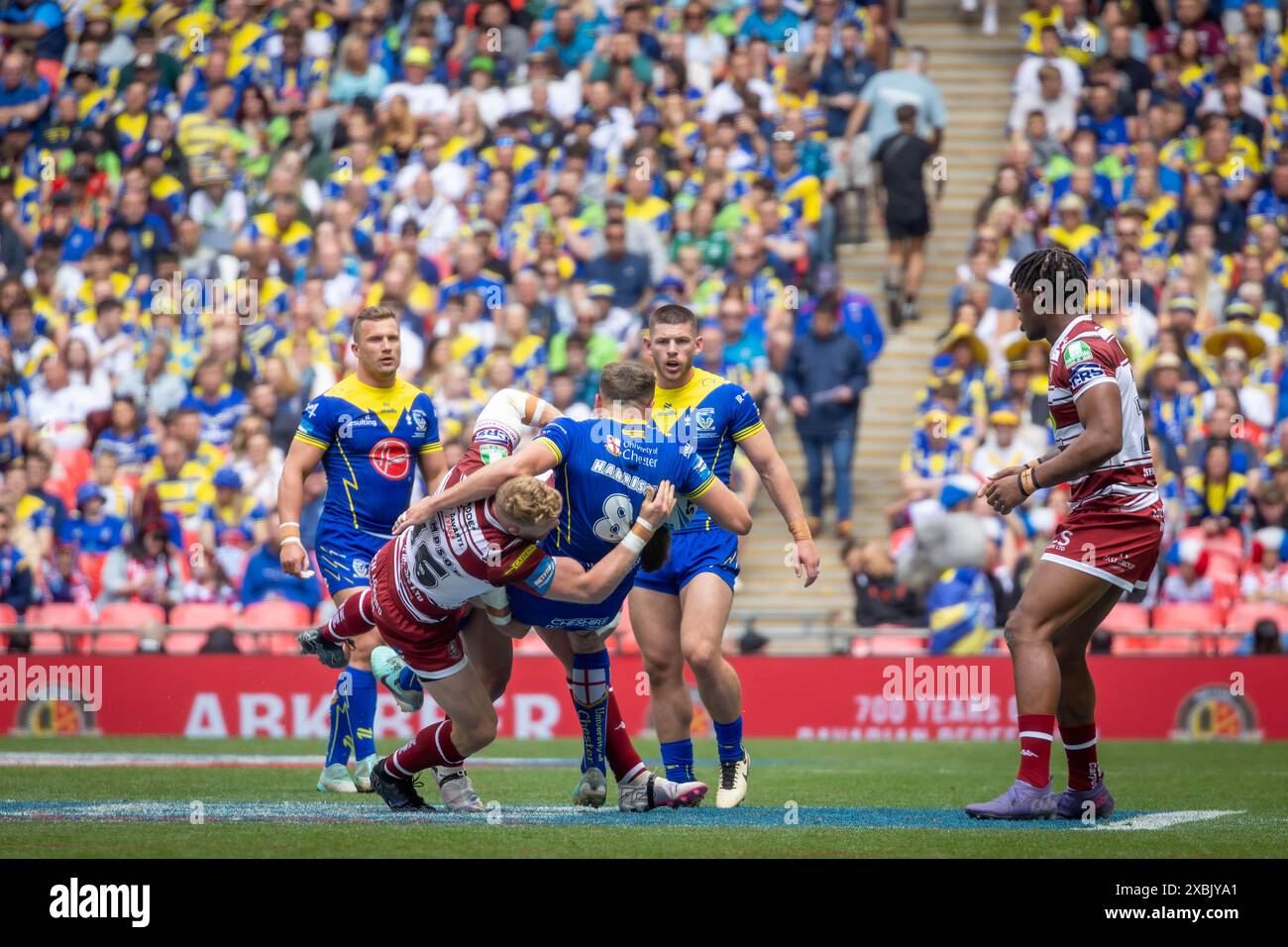 Finale de la Betfred Challenge Cup 2024. Danny Walker regarde Luke Thompson attaquer James Harrison Banque D'Images