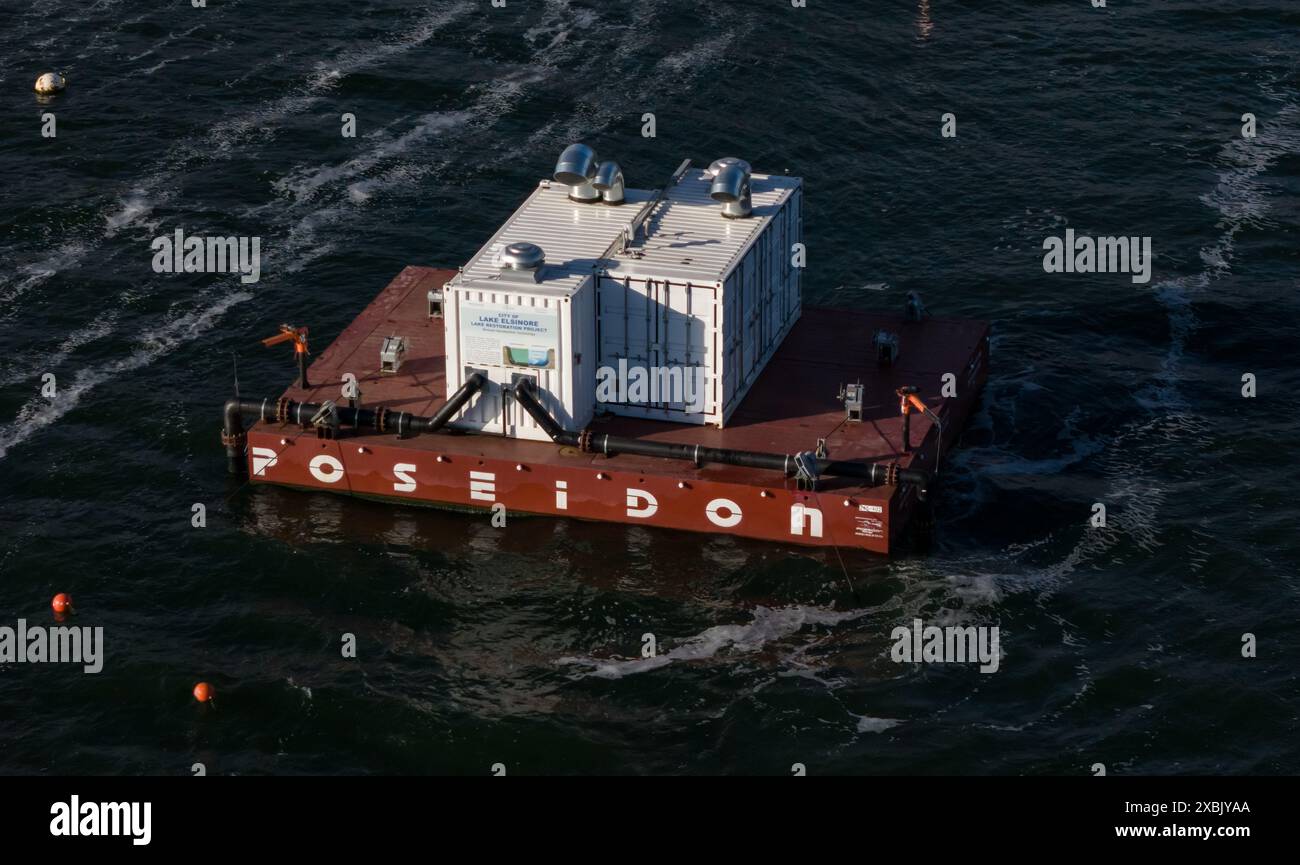 Une barge de Moleaer injecte des nanobubbles dans le lac Elsinore, en Californie, le 27 mai 2024. Cette technologie empêche la formation d'algues dans le lac d'eau douce du sud de la Californie. Photo de Francis Specker Banque D'Images