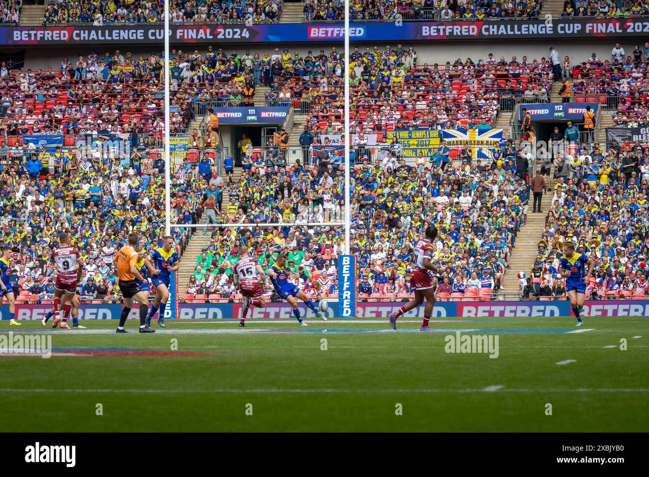 Finale de la Betfred Challenge Cup 2024. Josh Drinkwater donne un coup de pied dans le ballon Banque D'Images