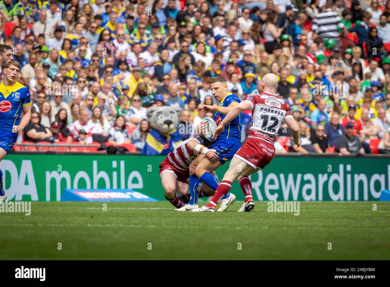 Finale de la Betfred Challenge Cup 2024. George Williams est attaqué par Liam Farrell et Harry Smith Banque D'Images