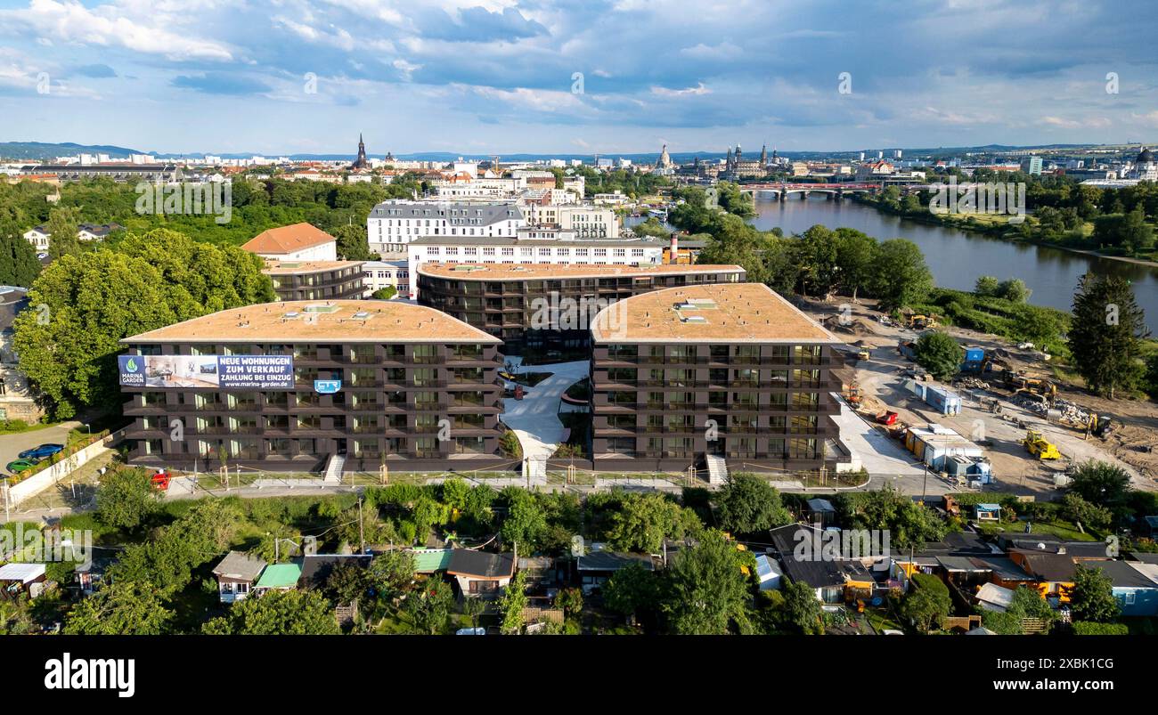 13.06.2024, Deutschland, Sachsen, Dresden, auf dem Foto vorn die Wohnanlage Marina Garden des tschechischen Bauentwicklers CTR auf der Leipziger Straße 35 in 01097 Dresden, rechts die Elbe, Blick Richtung Dresdner Innenstadt *** 13 06 2024, Allemagne, Saxe, Dresde, sur la photo devant le complexe résidentiel Marina Garden du développeur tchèque CTR sur Leipziger Straße 35 à 01097 Dresde, sur la droite de l'Elbe, en regardant vers le centre-ville de Dresde Banque D'Images