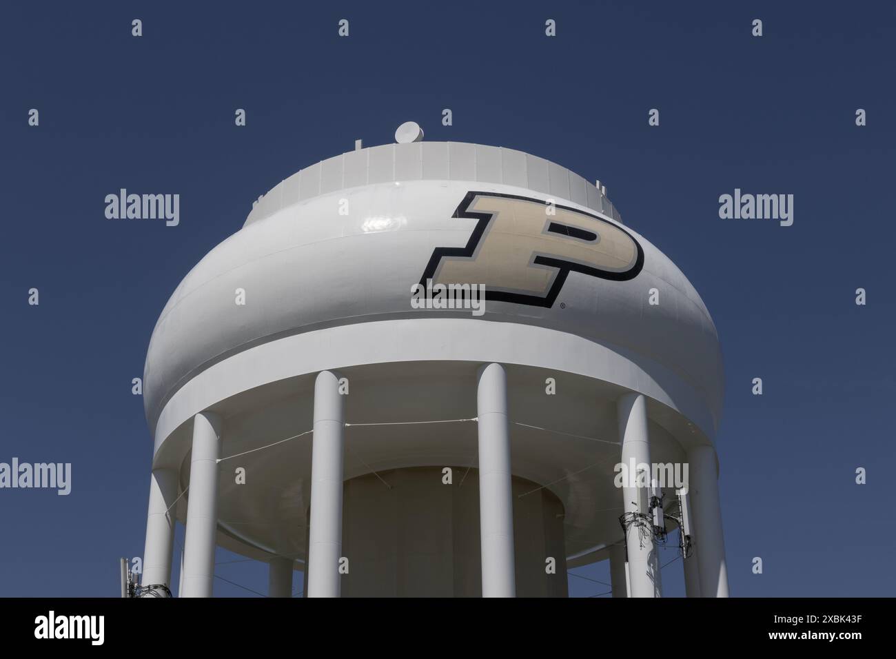 West Lafayette - 11 juin 2024 : Château d'eau Purdue sur le campus de l'Université Purdue. À 142 pieds de haut, la tour est peinte avec le Motion P. Banque D'Images