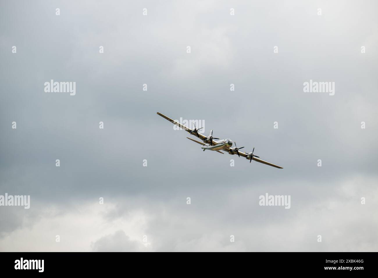 TERRE HAUTE, INDIANA/ USA - 2 JUIN 2024 - Un B-29 Superfortress survole la foule au salon aéronautique de Terre haute. Le B-29 nommé Doc n'est qu'un de TW Banque D'Images