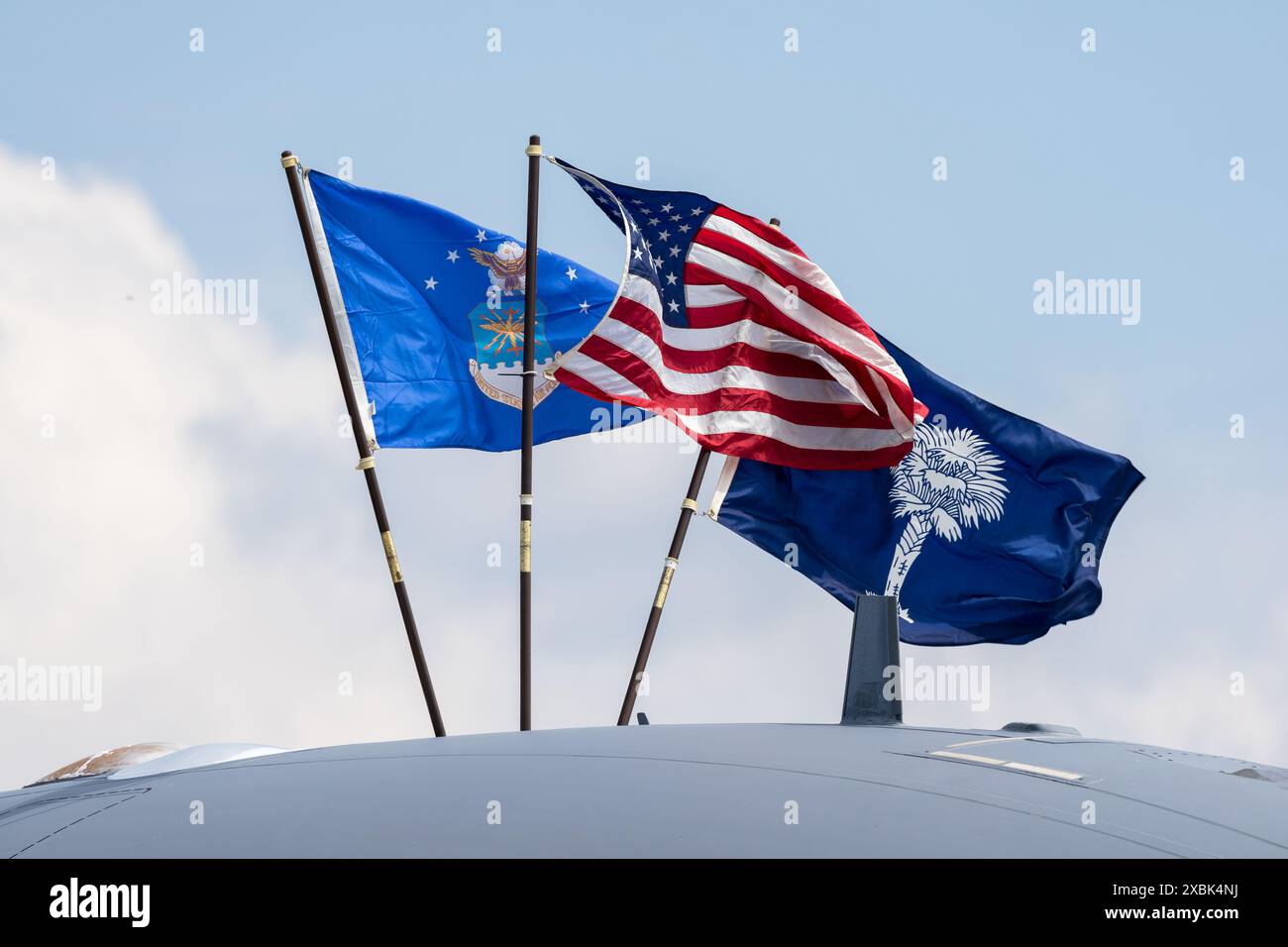 BERLIN - 06 JUIN 2024 : drapeau des États-Unis d'Amérique et drapeaux des unités de l'aviation. ILA Berlin Air Show 2024. Banque D'Images