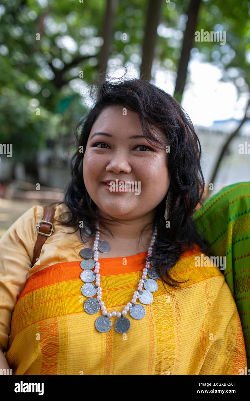 Une femme de la tribu s’est jointe à l’événement pour marquer la Journée mondiale des indigènes au Central Shaheed Minar à Dhaka, au Bangladesh. Banque D'Images