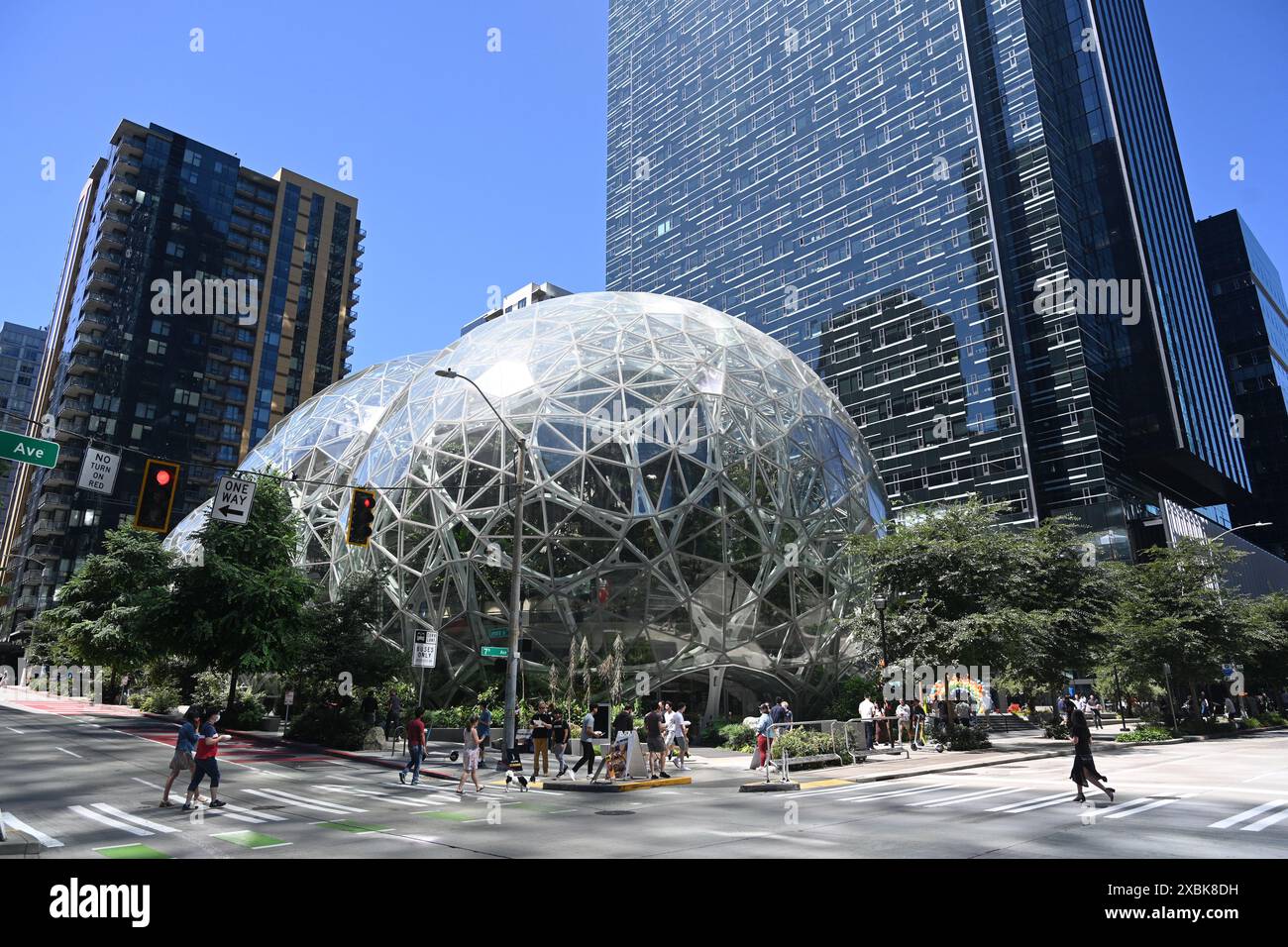 Seattle, WA, États-Unis - 3 août 2023 : personnes près du siège social d'Amazon à Seattle. Banque D'Images