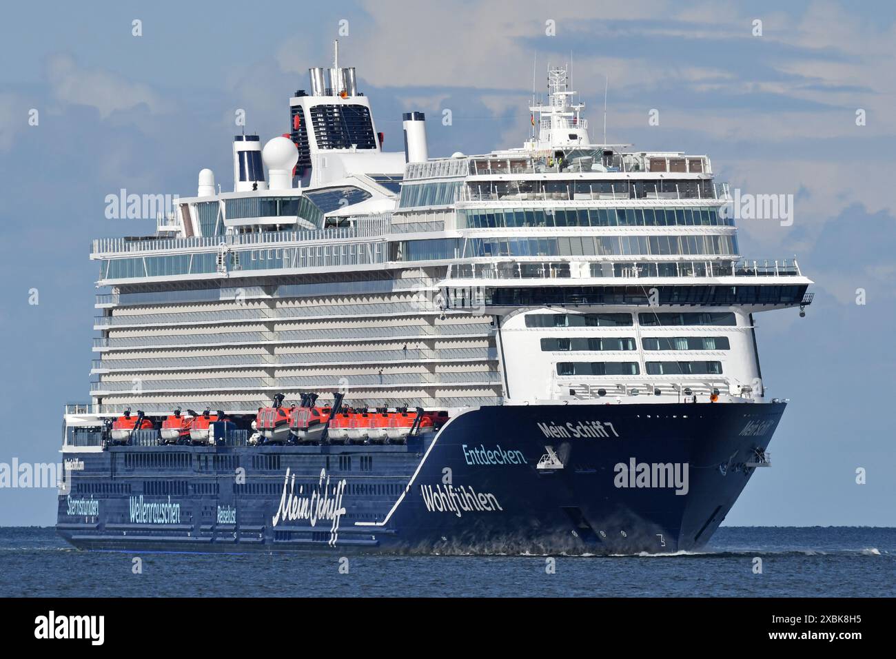 Le croiseur MEIN SCHIFF 7 arrive à Kiel pour la toute première fois. Le navire a été livré quelques jours auparavant par le chantier naval Meyer Turku Banque D'Images