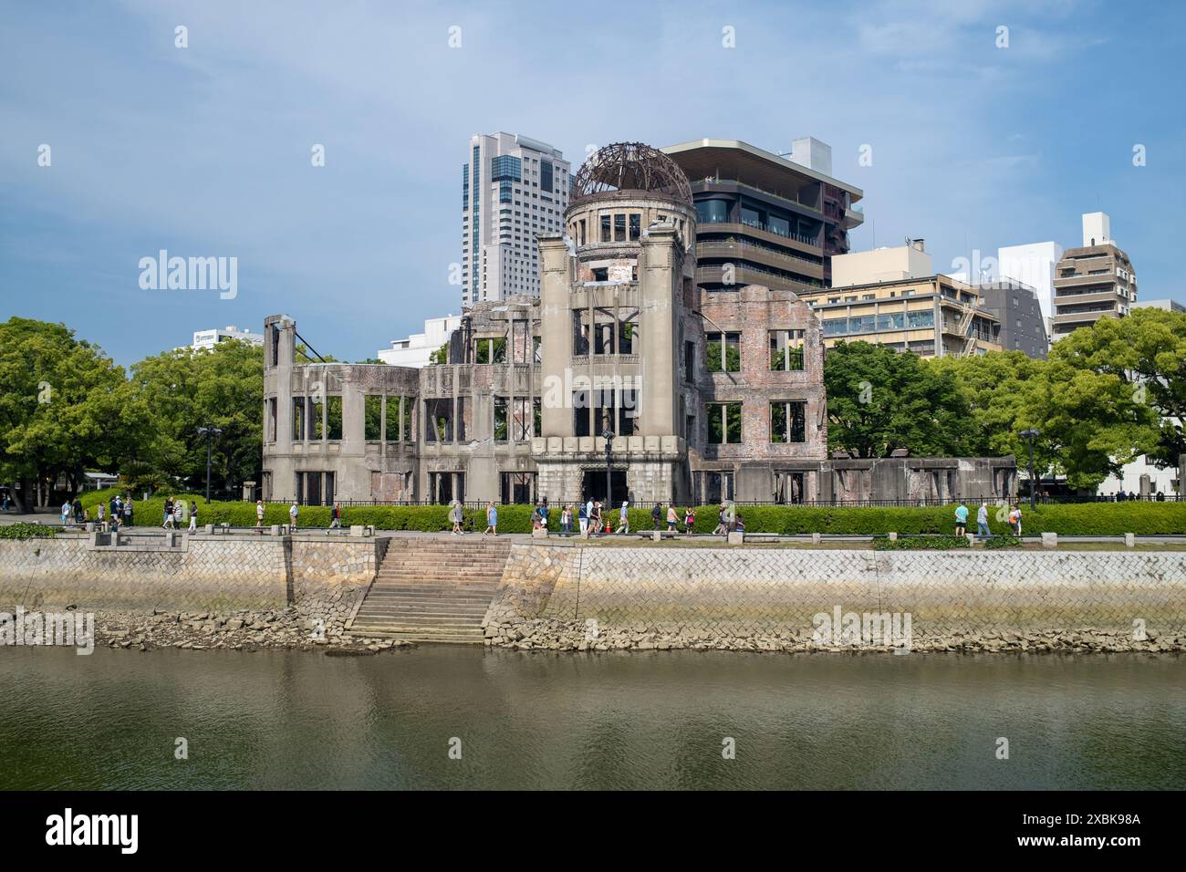 Vue de l'autre côté de la rivière jusqu'au dôme de la Bombe atomique ou au dôme de la Bombe A (Genbaku Dome-Mae) à Hiroshima au Japon Banque D'Images