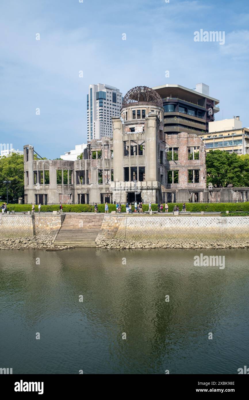 Vue de l'autre côté de la rivière jusqu'au dôme de la Bombe atomique ou au dôme de la Bombe A (Genbaku Dome-Mae) à Hiroshima au Japon Banque D'Images