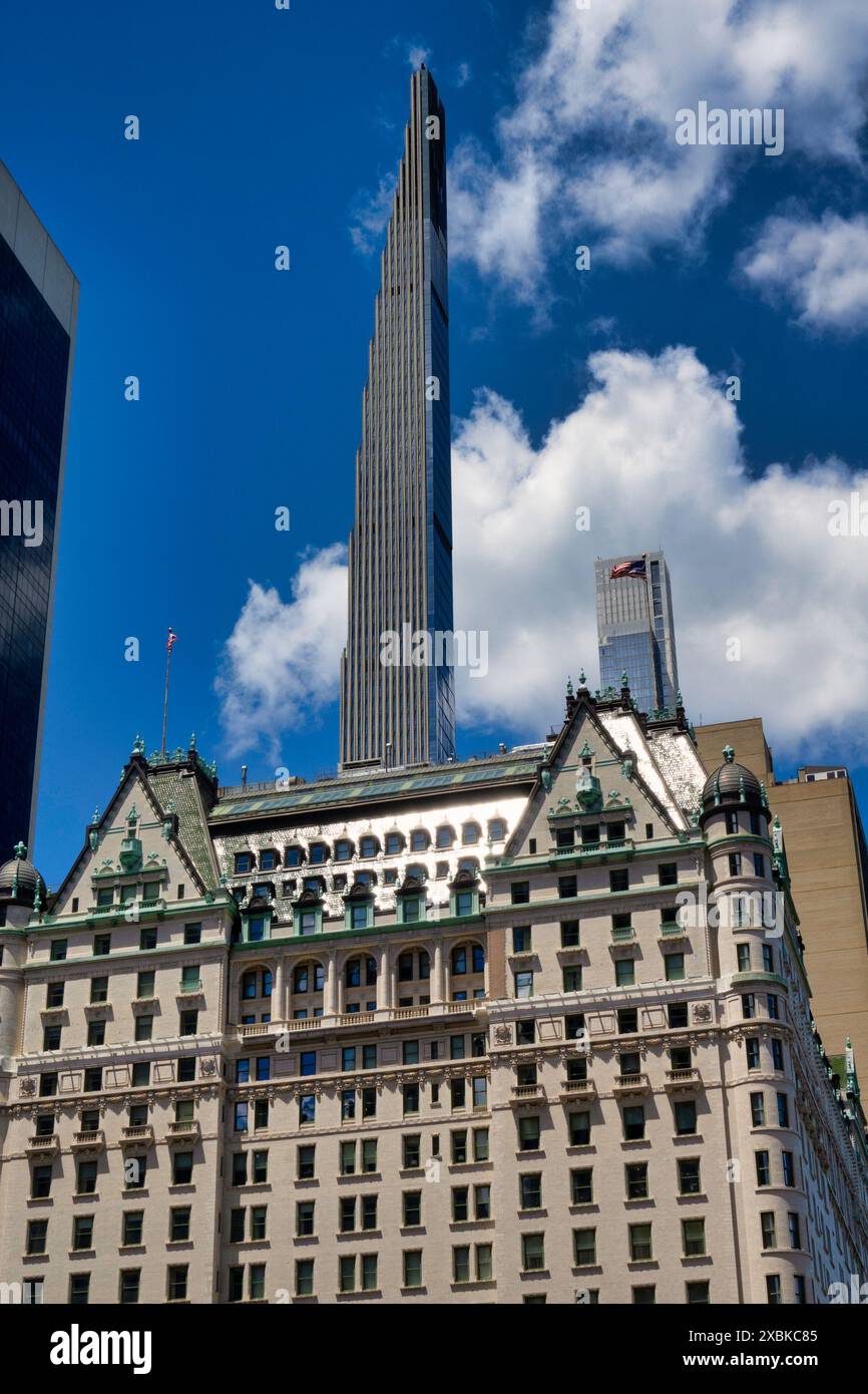 L'hôtel Plaza est un point de repère célèbre situé sur la cinquième Avenue et Central Park South, 2024, New York City, États-Unis Banque D'Images