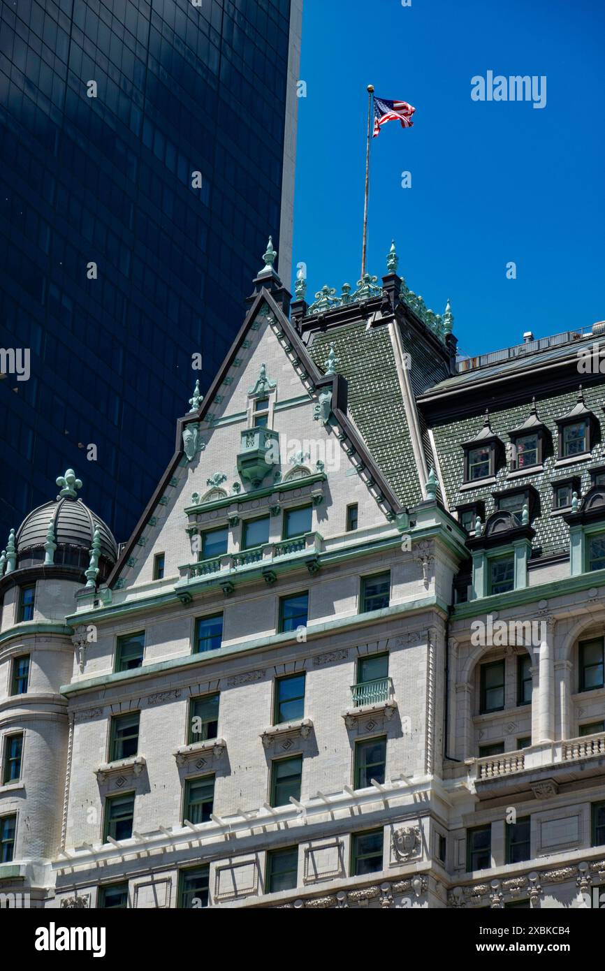 L'hôtel Plaza est un point de repère célèbre situé sur la cinquième Avenue et Central Park South, 2024, New York City, États-Unis Banque D'Images