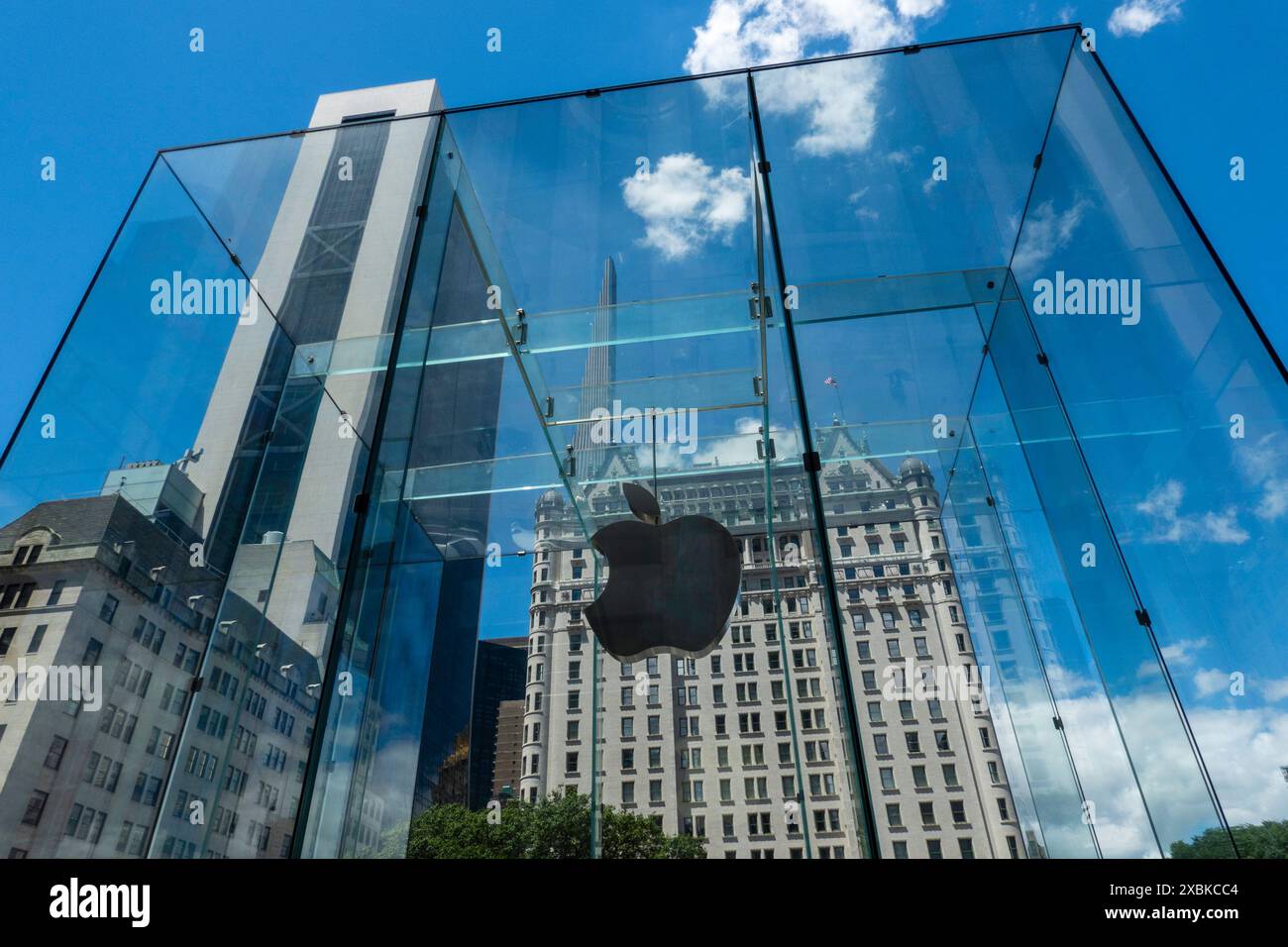 L'Apple Computer Store sur la cinquième Avenue arbore son emblématique logo Apple et est situé en face de l'hôtel emblématique Plaza, 2024, New York City, États-Unis Banque D'Images