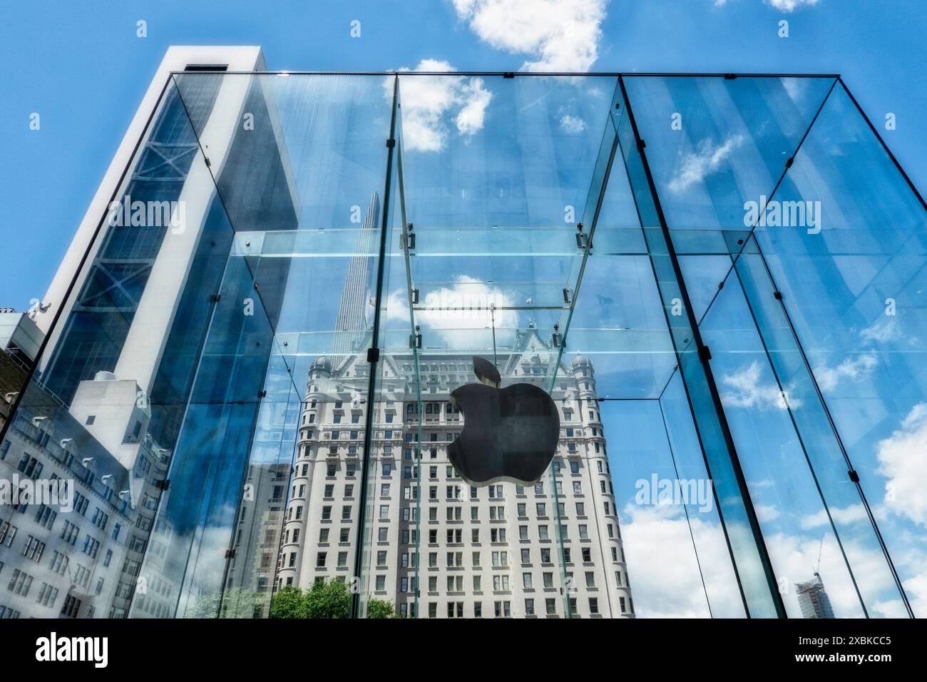 L'Apple Computer Store sur la cinquième Avenue arbore son emblématique logo Apple et est situé en face de l'hôtel emblématique Plaza, 2024, New York City, États-Unis Banque D'Images