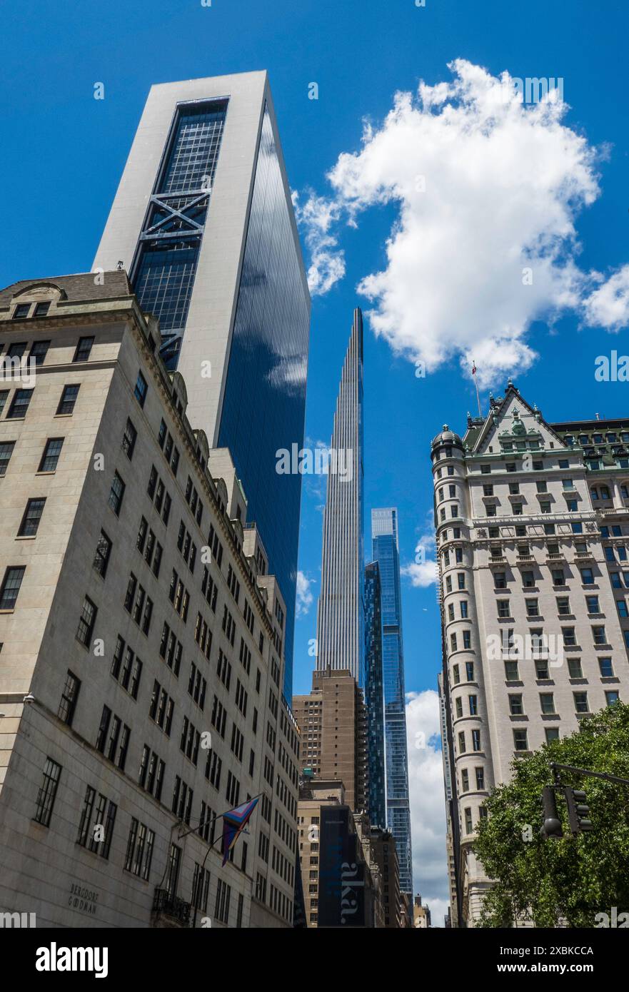 Gratte-ciel et l'hôtel plaza regardant vers l'ouest en descendant la 56e par une claire journée d'été, 2024, New York City, USA Banque D'Images