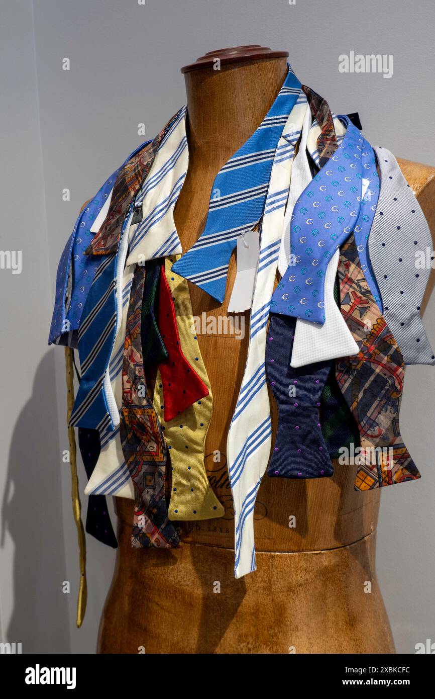 Brooks Brothers est une destination pour les vêtements américains classiques depuis plus de deux cents ans, Rockefeller Center, New York City, USA 2024 Banque D'Images