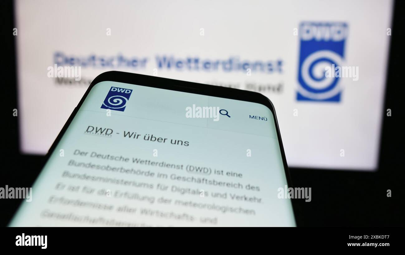 Téléphone portable avec site web du service météorologique allemand Deutscher Wetterdienst (DWD) devant le logo. Concentrez-vous sur le coin supérieur gauche de l'écran du téléphone. Banque D'Images