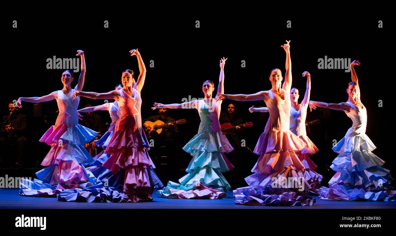 Théâtre Sadlers Wells, Londres, Royaume-Uni. 12 juin 2024. Invocación du ballet Nacional de España. Invocación présente quatre œuvres qui couvrent les pierres angulaires de la danse espagnole du mercredi 12 au samedi 15 juin. Le directeur artistique Rubén Olmo organise cette soirée englobante avec flamenco vibrant et coloré, boléro traditionnel, danse contemporaine et ballet classique avec 38 danseurs. Crédit : Malcolm Park/Alamy Live News Banque D'Images