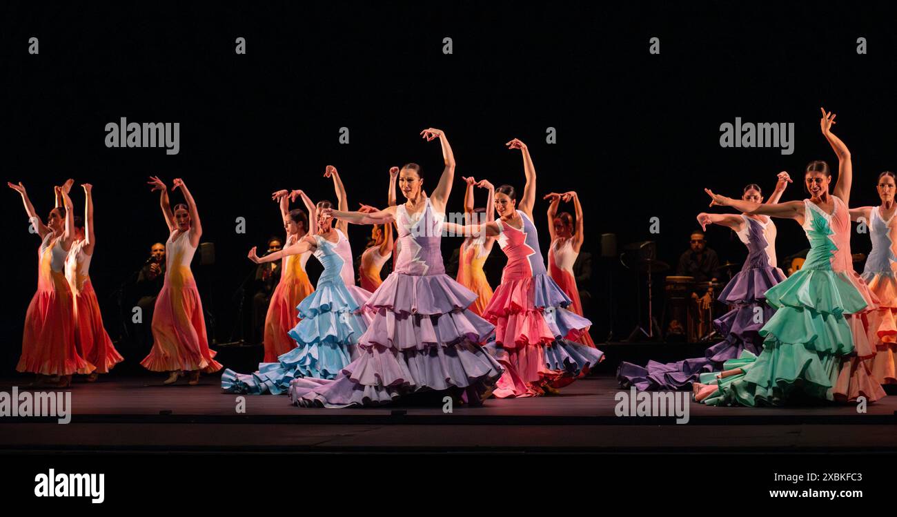 Théâtre Sadlers Wells, Londres, Royaume-Uni. 12 juin 2024. Invocación du ballet Nacional de España. Invocación présente quatre œuvres qui couvrent les pierres angulaires de la danse espagnole du mercredi 12 au samedi 15 juin. Le directeur artistique Rubén Olmo organise cette soirée englobante avec flamenco vibrant et coloré, boléro traditionnel, danse contemporaine et ballet classique avec 38 danseurs. Crédit : Malcolm Park/Alamy Live News Banque D'Images