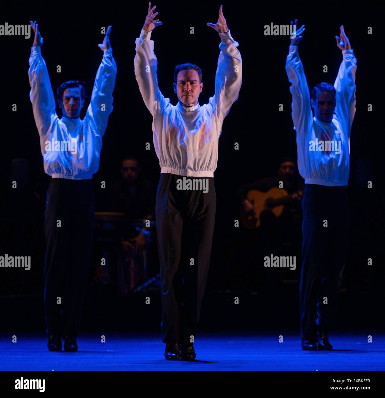 Théâtre Sadlers Wells, Londres, Royaume-Uni. 12 juin 2024. Invocación du ballet Nacional de España. Invocación présente quatre œuvres qui couvrent les pierres angulaires de la danse espagnole du mercredi 12 au samedi 15 juin. Le directeur artistique Rubén Olmo organise cette soirée englobante avec flamenco vibrant et coloré, boléro traditionnel, danse contemporaine et ballet classique avec 38 danseurs. Crédit : Malcolm Park/Alamy Live News Banque D'Images