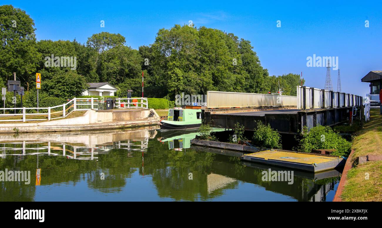 Vue panoramique sur un canal calme avec un pont tournant ouvert et des péniches amarrées sur une journée ensoleillée Glousecter & Sharpness canal Fretherne North Banque D'Images