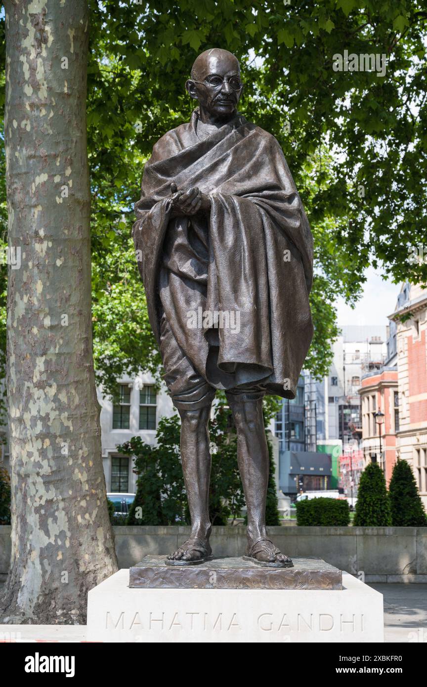 Statue du sculpteur Philip Jackson du nationaliste anticolonialiste et éthicien politique Mahatma Gandhi sur Parliament Square Westminster à Londres Banque D'Images