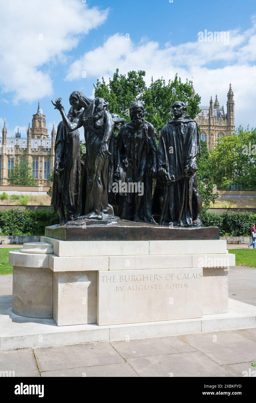 Sculpture en bronze coulée des Burghers de Calais dans les jardins de la Tour Victoria. Palais de Westminster chambres du Parlement en arrière-plan. Londres, Royaume-Uni Banque D'Images