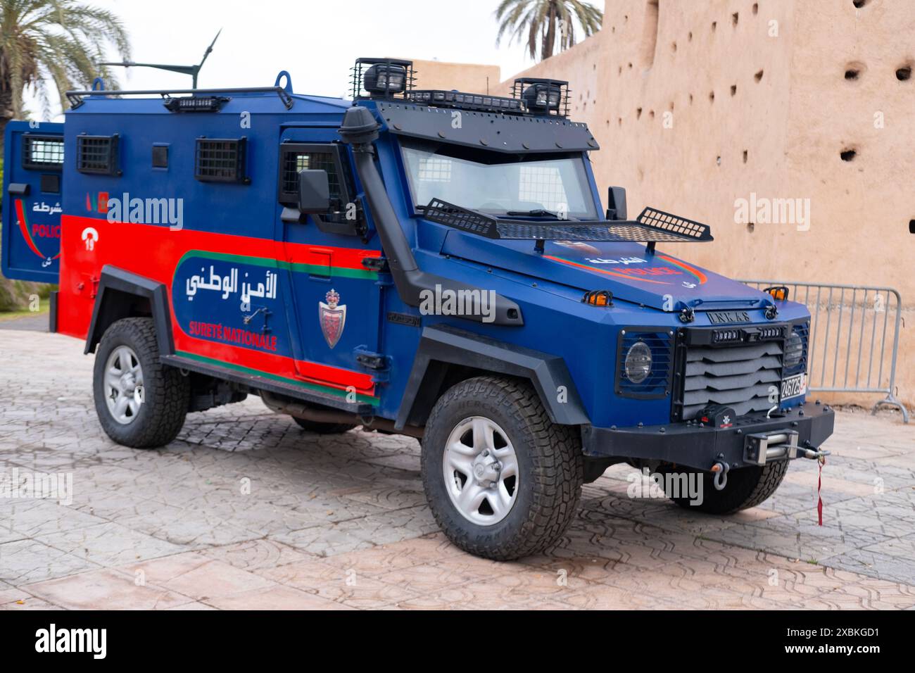 Voiture de police dans les rues de Marrakech, sécurité publique à Marrakech, service communautaire, la loi et l'ordre maintient nos communautés en sécurité, Marrakech, Maroc - Janu Banque D'Images