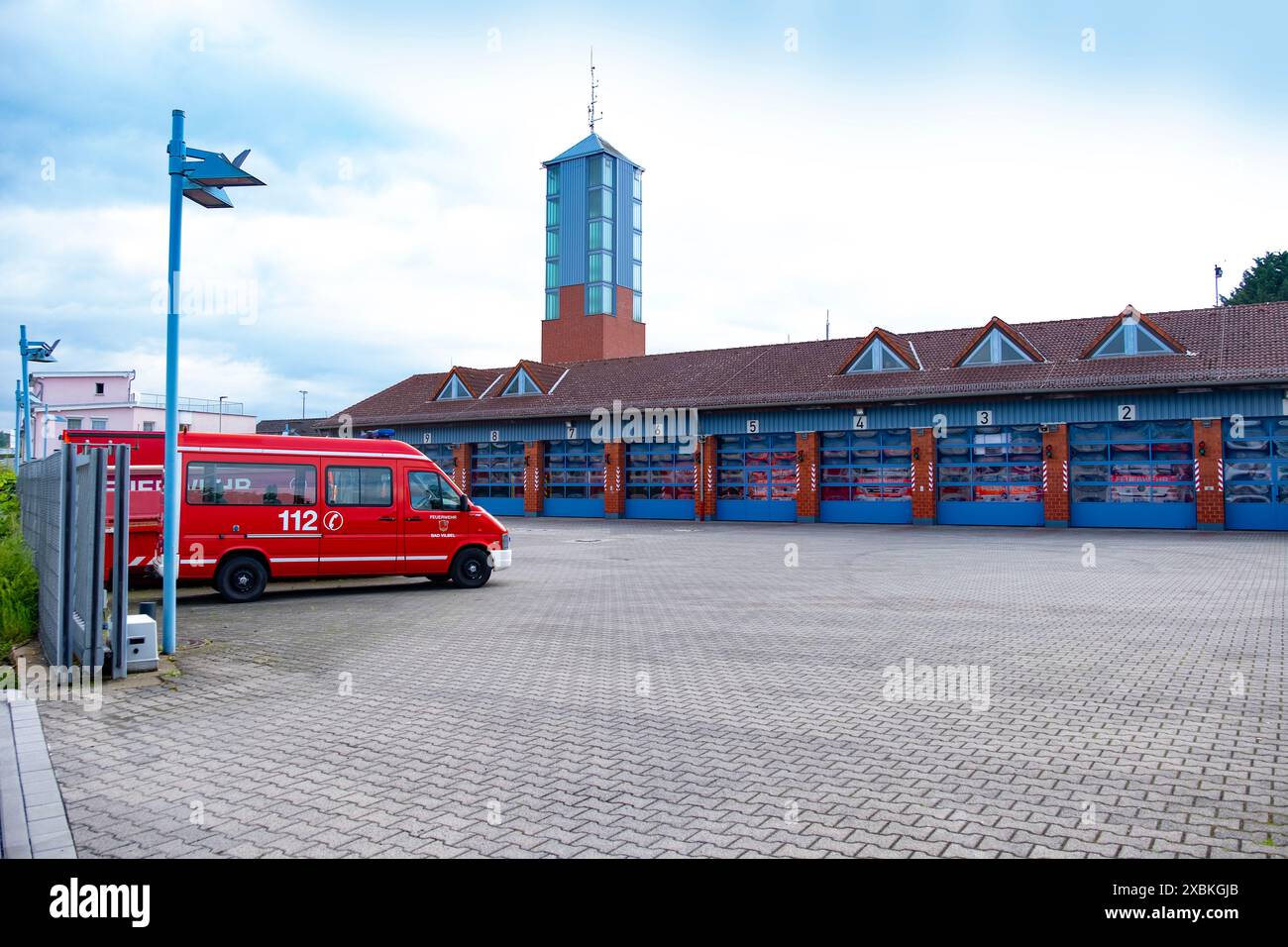 Bâtiment de caserne de pompiers avec voiture de pompiers rouge, pompiers volontaires, concept de volontariat, lutte contre les incendies et assistance communautaire, Bad Vilbel, Allemagne - M. Banque D'Images