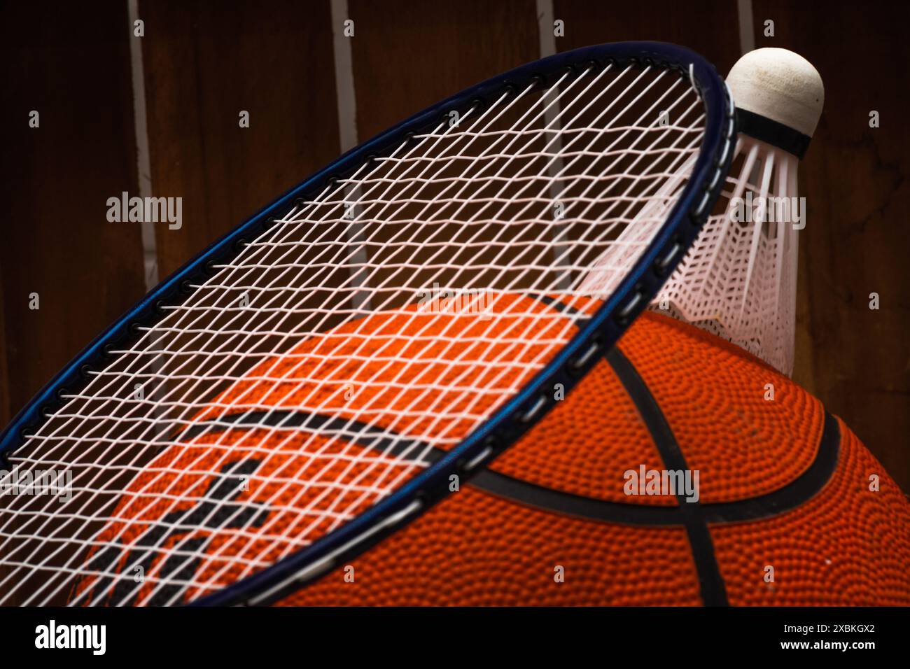 Gros plan d'un ballon de basket-ball et d'une raquette de badminton avec volant Banque D'Images