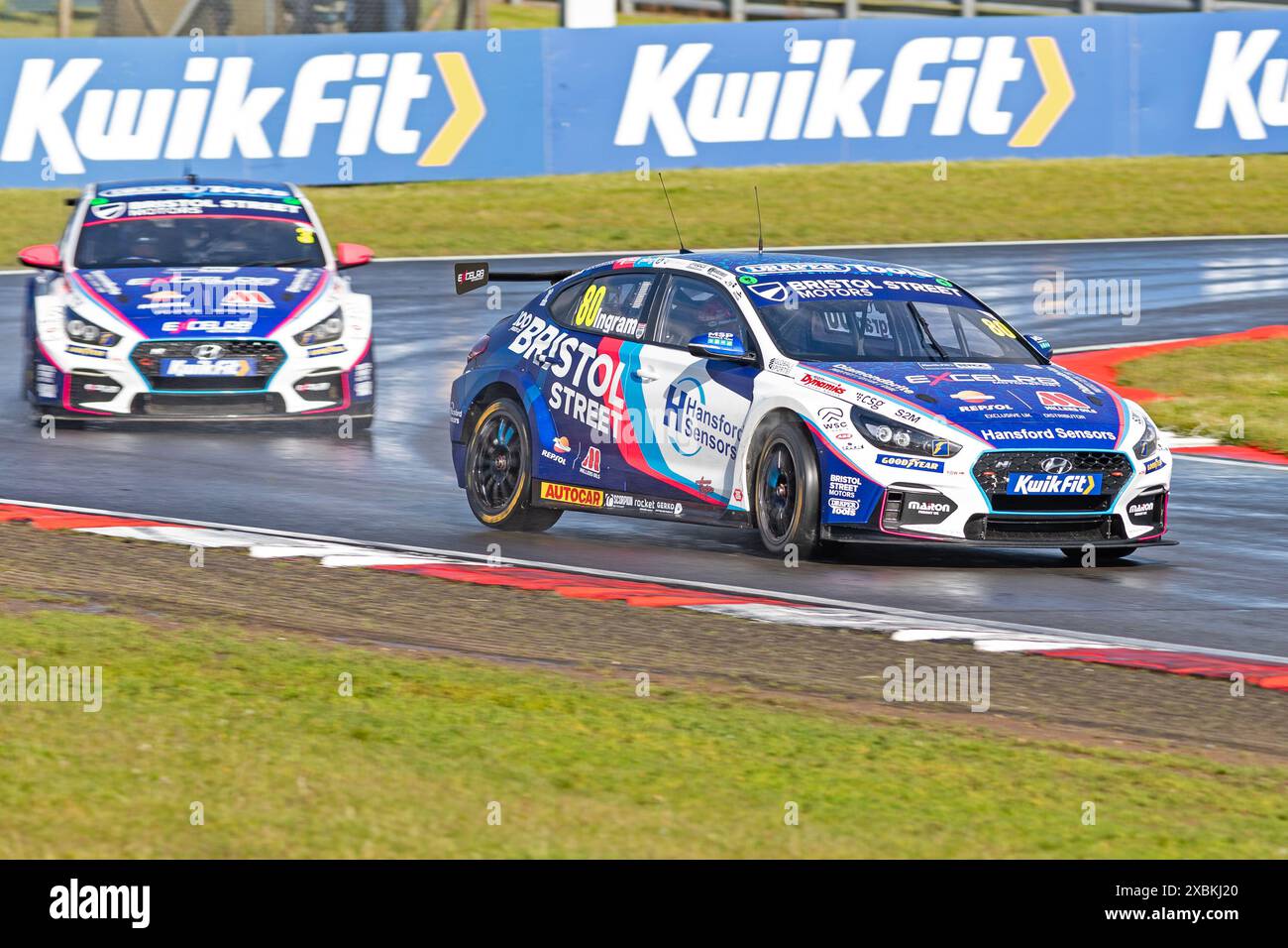 Tom Ingram est poursuivi par Tom Chilton KwikFit British Touring car Championship , Snetterton, Norwich, Norfolk, Royaume-Uni 26 mai 2024 Banque D'Images