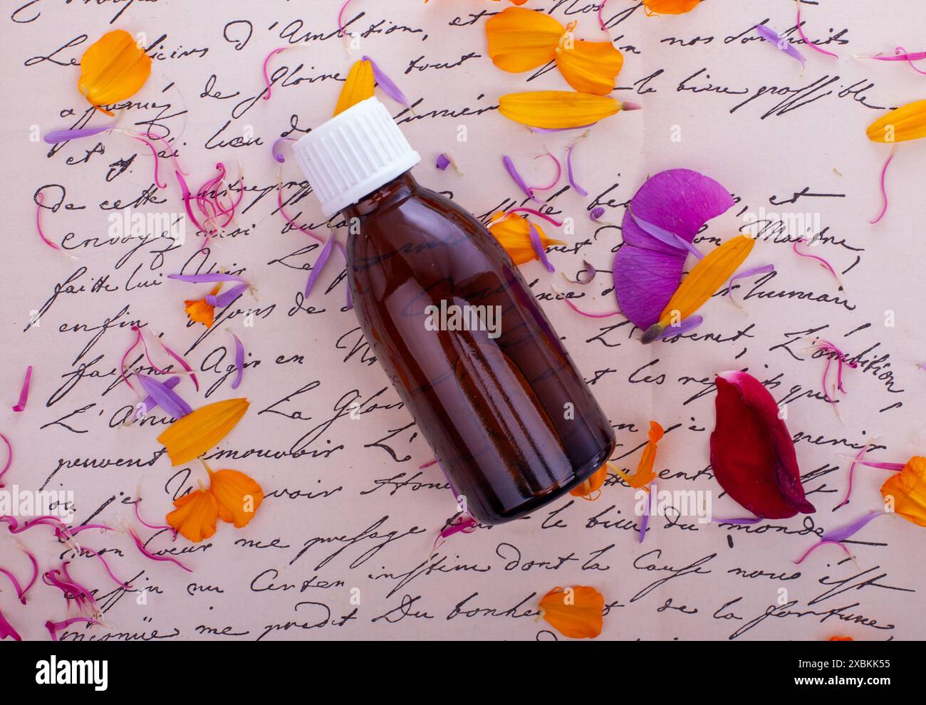 Bouteille ambre avec notes manuscrites. Concept de thérapie Bach Banque D'Images