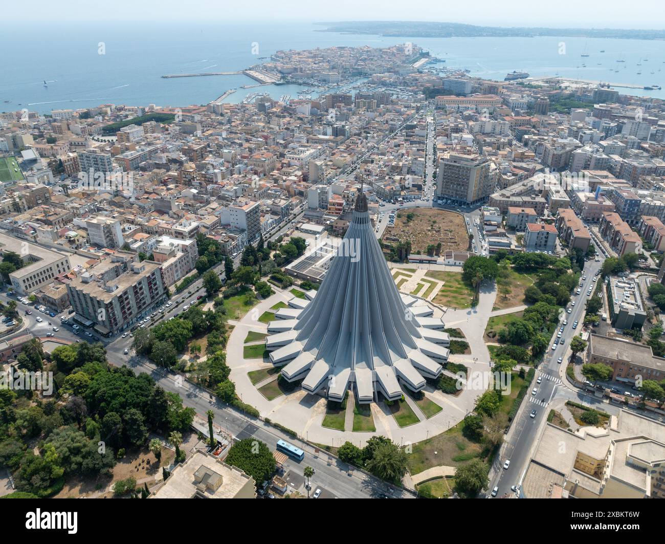Vue aérienne de la basilique de la Madonna delle Lacrime à Syracuse, Sicile, Italie. Il s'agit d'une église sanctuaire catholique romaine du XXe siècle. Banque D'Images