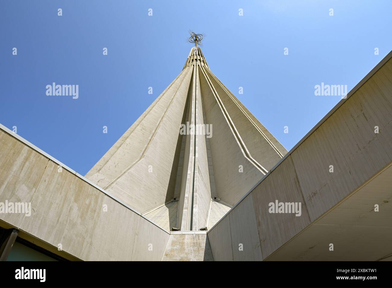 Basilique de la Madonna delle Lacrime à Syracuse, Sicile, Italie. Il s'agit d'une église sanctuaire catholique romaine du XXe siècle. Banque D'Images