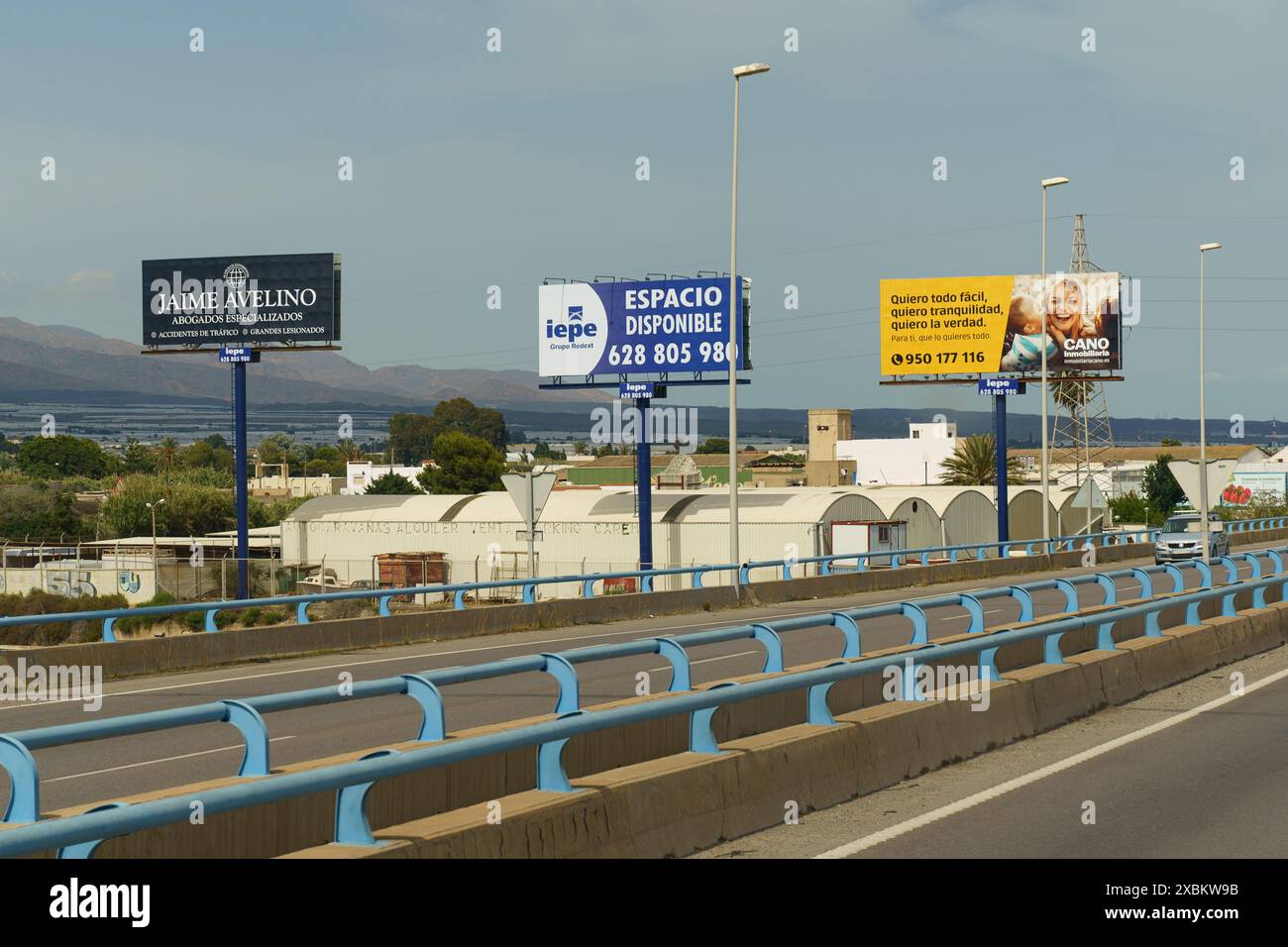 Almeria, Espagne - 25 mai 2023 : vue de trois panneaux d'affichage avec des publicités espagnoles le long d'une autoroute à Almeria, Espagne. Banque D'Images