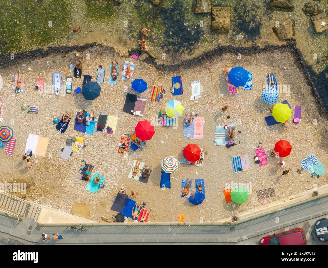 Syracuse, Sicile, Italie - 24 août 2023 : une petite plage à 'Spiaggia di Cala Rossa' sur le côté est d'Ortigia à Syracuse, Sicile, Italie Banque D'Images