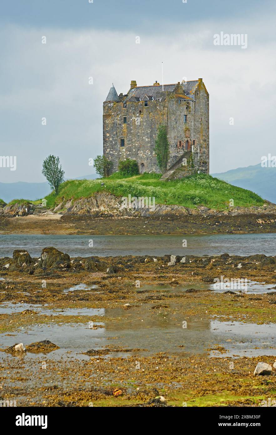 Castle Stalker se trouve sur une entrée de marée du Loch Linnie, Loch Laich et est une tour de quatre étages en ruines ou donjon Banque D'Images