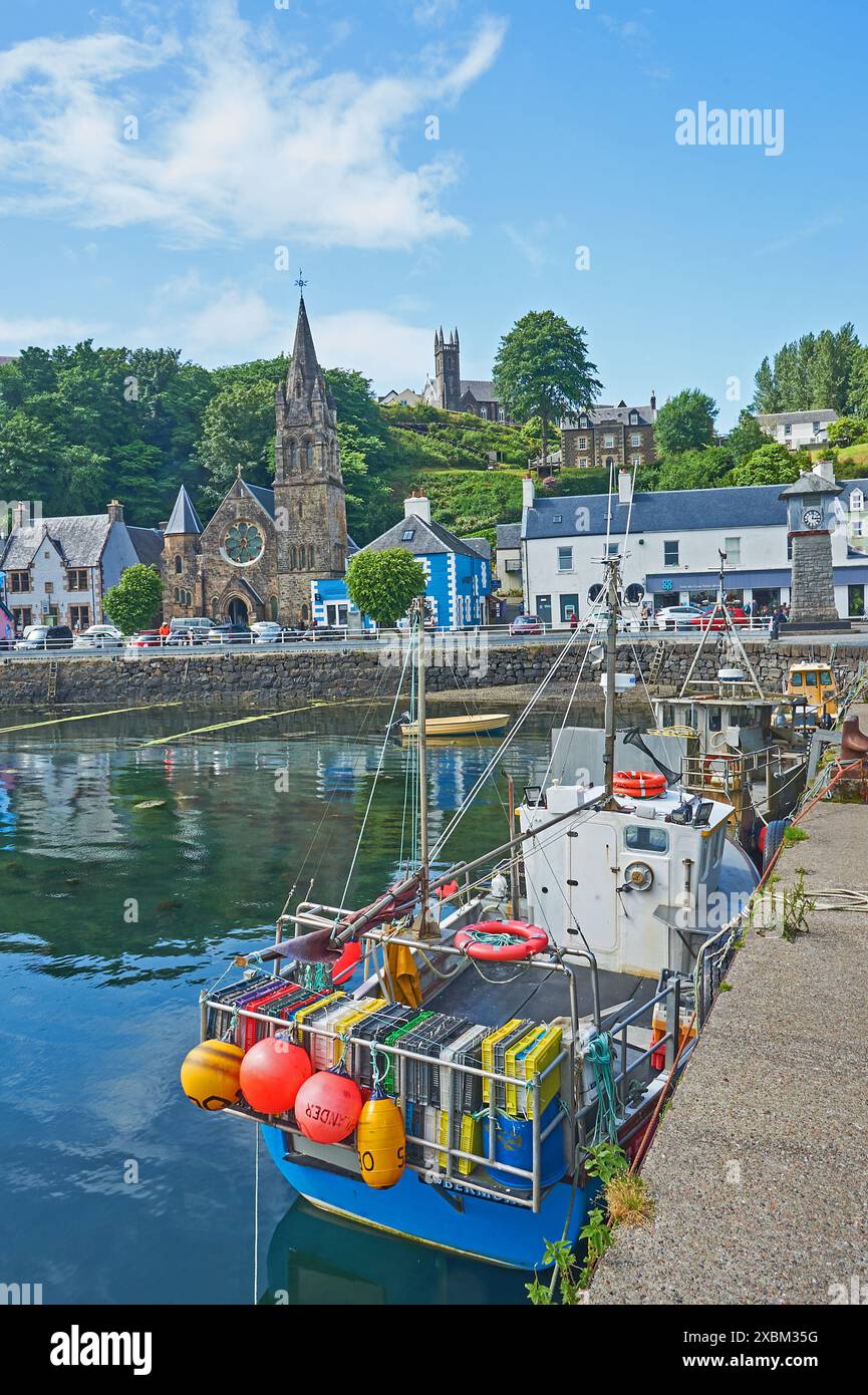 Bateaux de pêche et maisons colorées autour du petit port sur l'île hébridienne de Mull. Tobermory devient Ballamory pour le programme télévisé pour enfants Banque D'Images