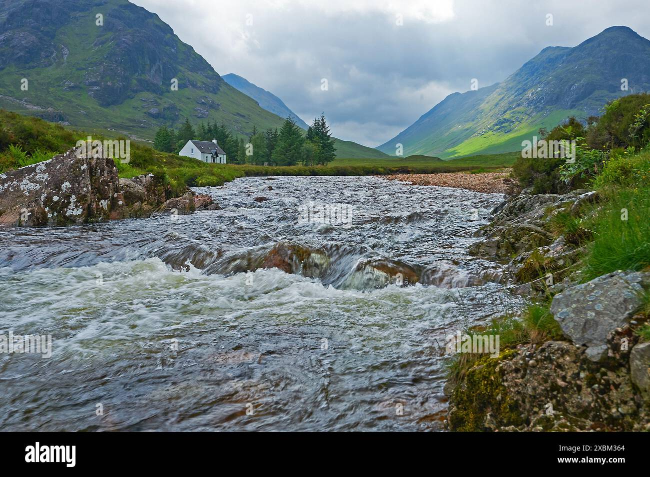 La petite maison blanche, Lagangarbh, sur les rives de la rivière Coupall et sur les pentes de Stob Dearg, Buachaille Etive Mor à la tête de Glencoe. Banque D'Images